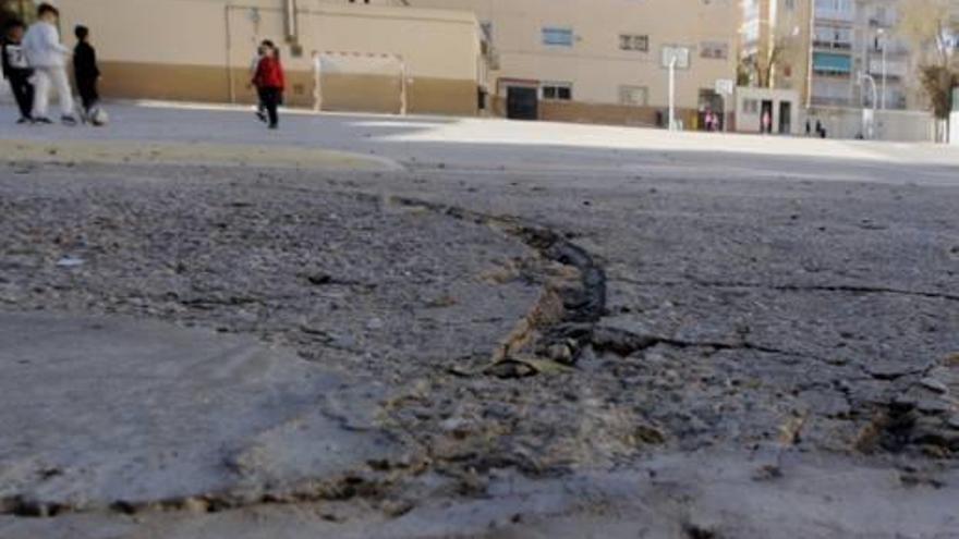 Grietas de gandes dimensiones y hundimientos del patio han provocado accidentes y caídas.