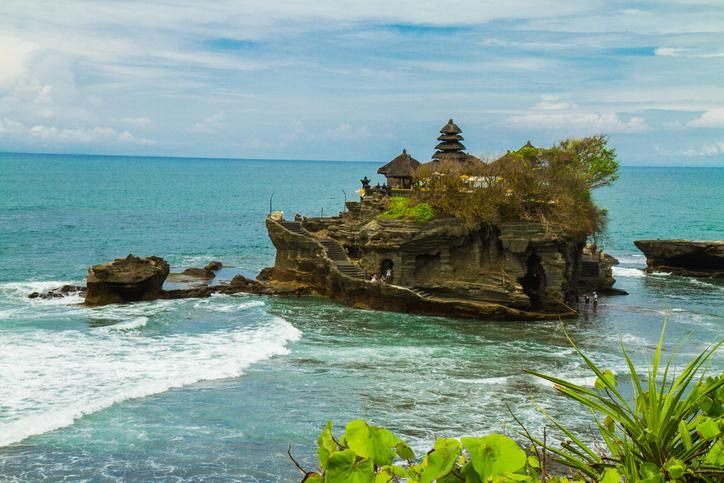 El templo de Tanah Lot es uno de los más importantes templos del mar en Bali.