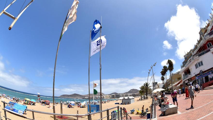 La bandera azul ya ondea en la playa de Las Canteras.