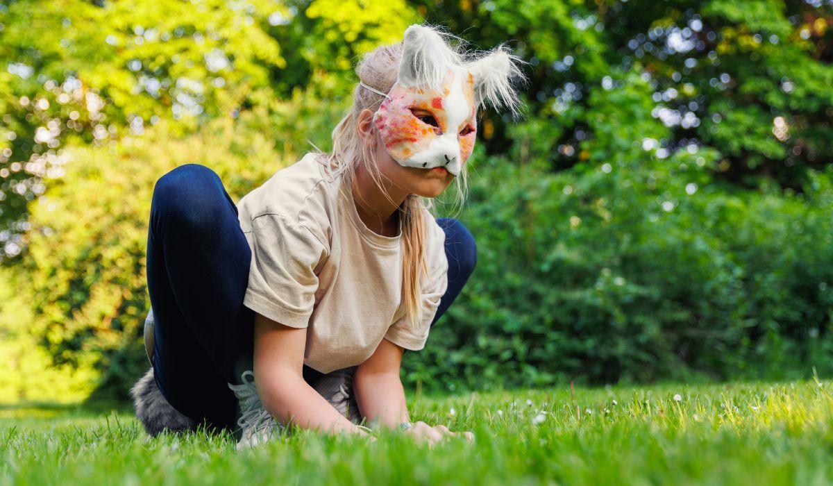 La moda “therian” llega a Alicante: adolescentes, máscaras y carreras a cuatro patas.