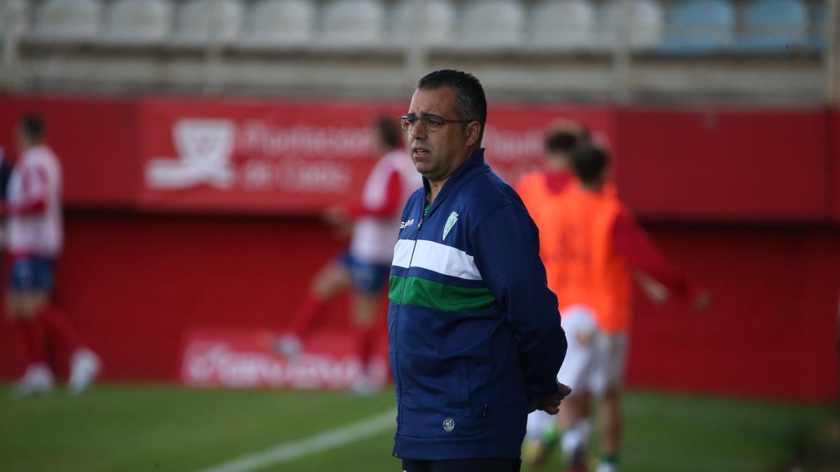 Germán Crespo observa el juego durante el Algeciras - Córdoba CF de este domingo en el Nuevo Mirador.