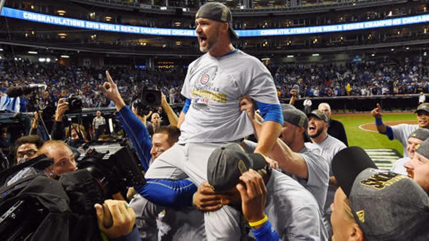 El &#039;catcher&#039; David Ross es llevado a hombros.