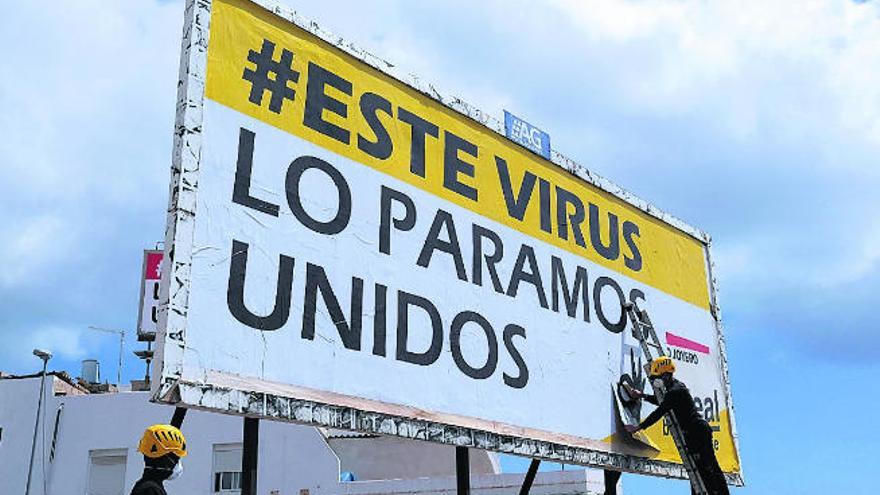 Comerciantes de Puerto del Rosario colocan un cartel para alentar a los vecinos.