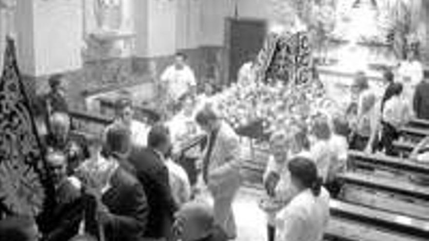 Costaleros llevan a la Virgen de la Soledad en procesión a la catedral