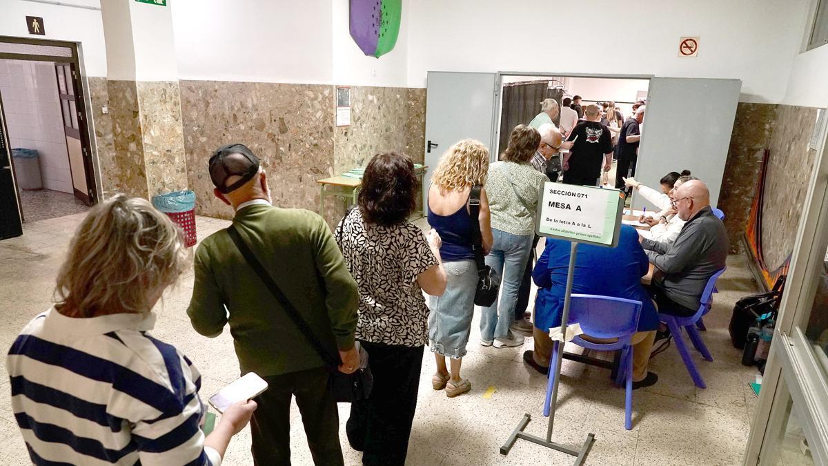 Cientos de personas votan para las elecciones al Parlamento andaluz