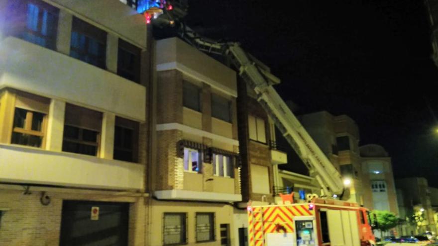 Los bomberos retiran un panal de grandes dimensiones de la fachada de una vivienda en Cieza