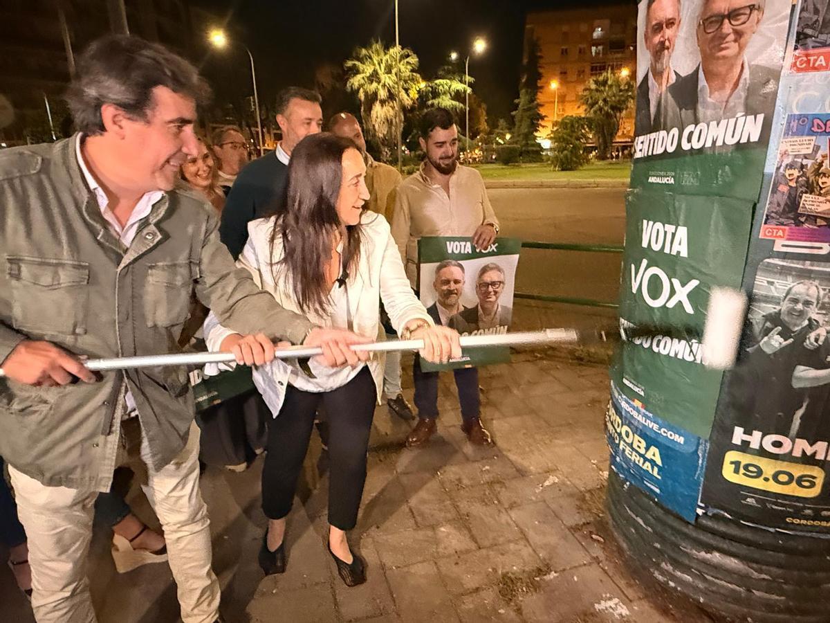 Paula Badanelli y Juan José Coca, en la pegada de carteles.