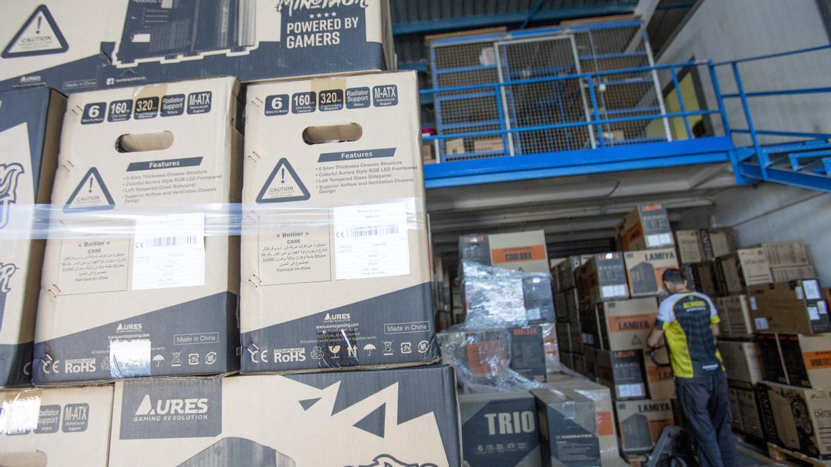 Mercancías bloqueadas en los almacenes de la empresa Izana Electronics por el conflicto con Argelia.