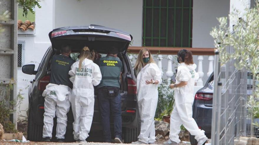 Agentes de Criminalística de la Guardia Civil durante el registro de la finca. | PERALES IBORRA