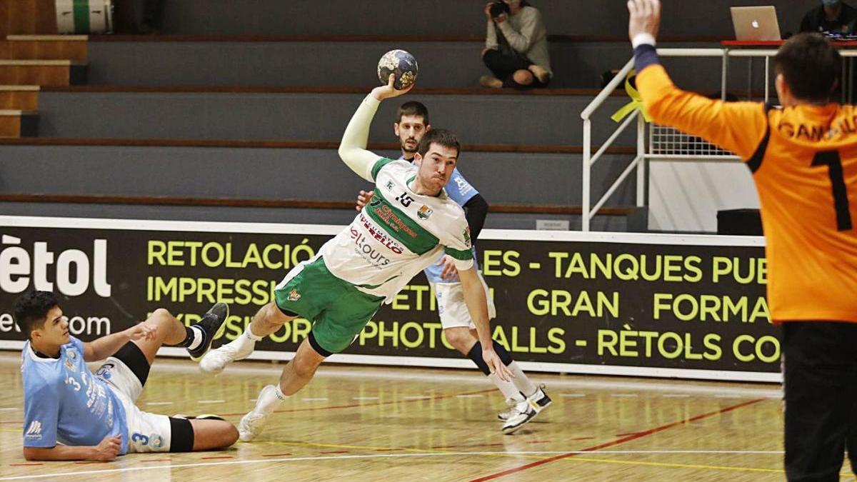 Arnau Palahí busca un llançament durant el Bordils-Eivissa d&#039;aquesta temporada.