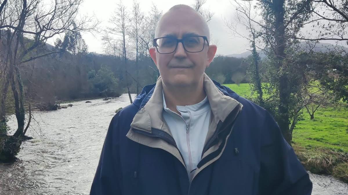 Jorge Dafonte, ante el río Ouro en Alfoz (Lugo).