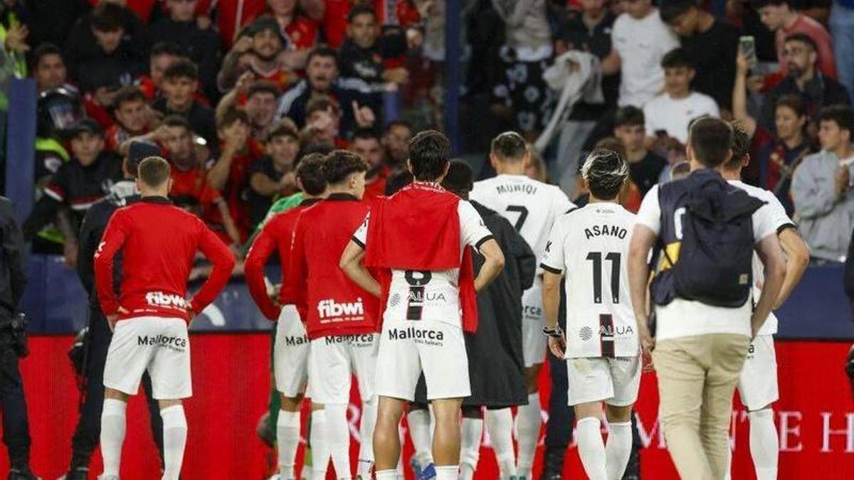 Los jugadores del Mallorca se disculpan con sus aficionados tras la derrota ante el Levante.
