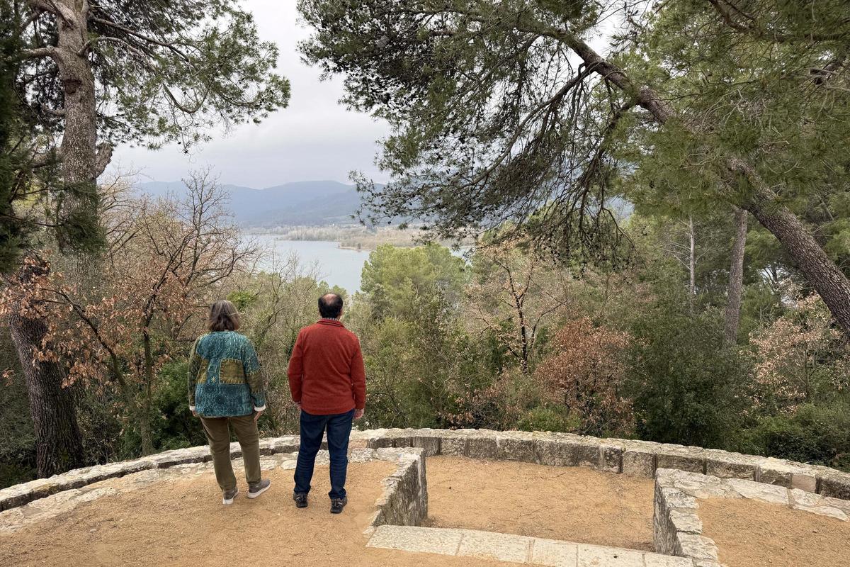 Vista de l’Estany de Banyoles des del Mirador de l’Estany, al Puig de Sant Martirià,