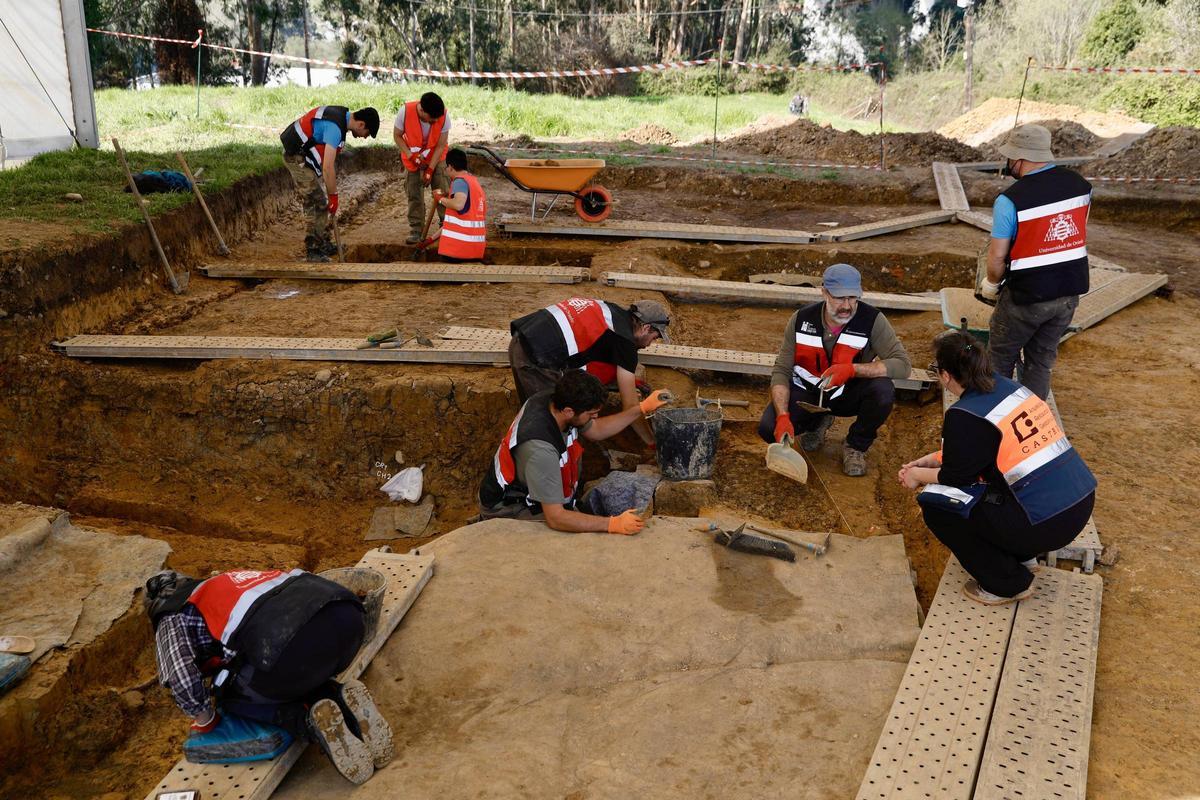 EN IMÁGENES: Hallan los restos de al menos seis víctimas en la fosa común de La Lloba