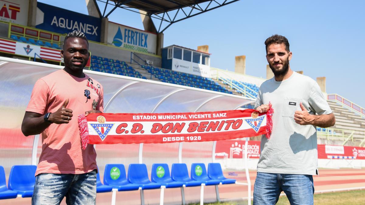 Clyde Essomba y Dani Martínez, desplegando la bufanda del Don Benito en el estadio Vicente Sanz.