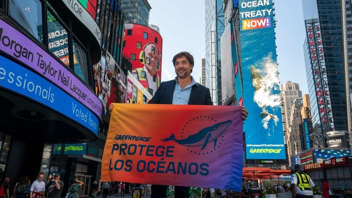 lmmarco49490866 actor javier bardem holds a banner for greenpeace as he pose190819181810