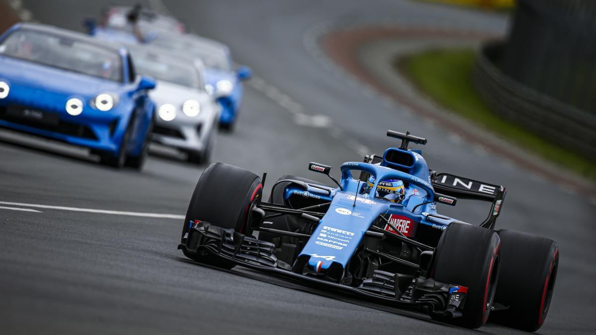 El piloto asturiano Fernando Alonso, a los mandos del Renault RS18.