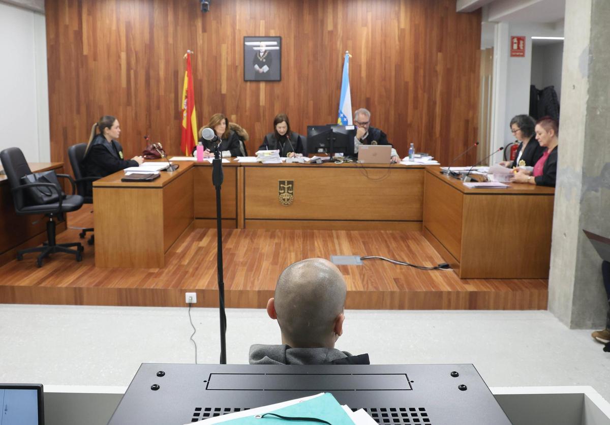 El acusado, de espaldas, en el juicio celebrado en la Audiencia de Vigo.