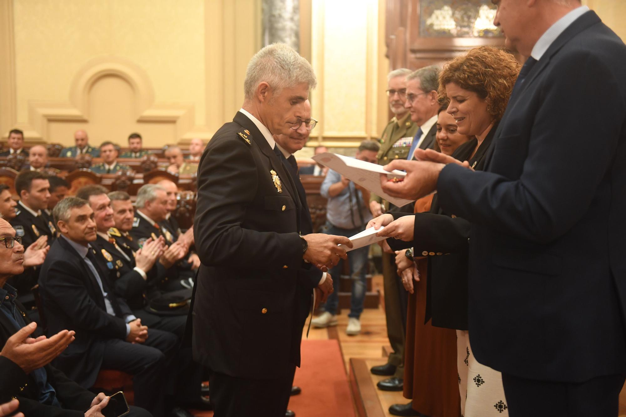 Homenaje a los policías locales de A Coruña que llevan 20 años en el cuerpo