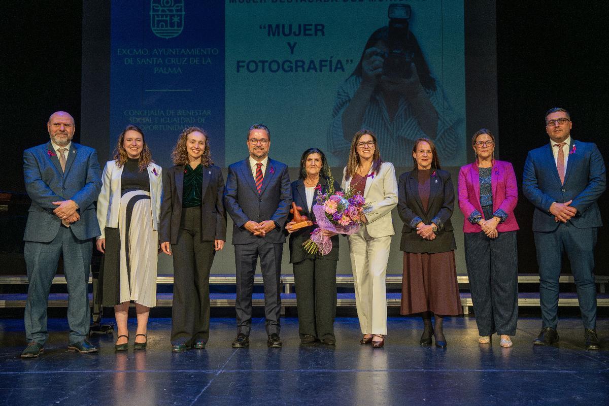 Carmen Nieves, en el centro de la imagen, acompañada por varias autoridades locales.