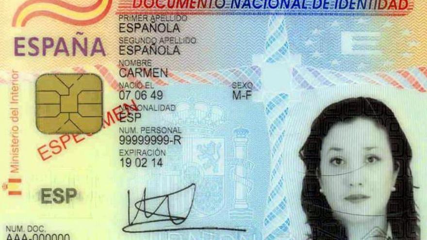 Casi diez millones de españoles llevan ya en su cartera un Documento Nacional de Identidad electrónico, el DNI-e que se implantó hace tres años, pero muy pocos utilizan sus posibilidades telemáticas. En ese período sólo se ha empleado en dos millones y medio de operaciones a través del ordenador. El DNI-e, que arrancó en marzo de 2006, y en el que la Administración ha invertido 129 millones de euros en equipos, instalaciones y programas, &quot;se utiliza muy poco&quot;. EFE