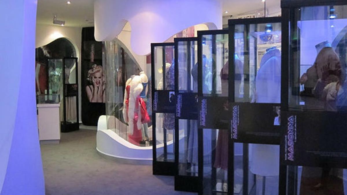 Exposición de los vestidos de Madonna que salen a subsasta el 7 de noviembre.