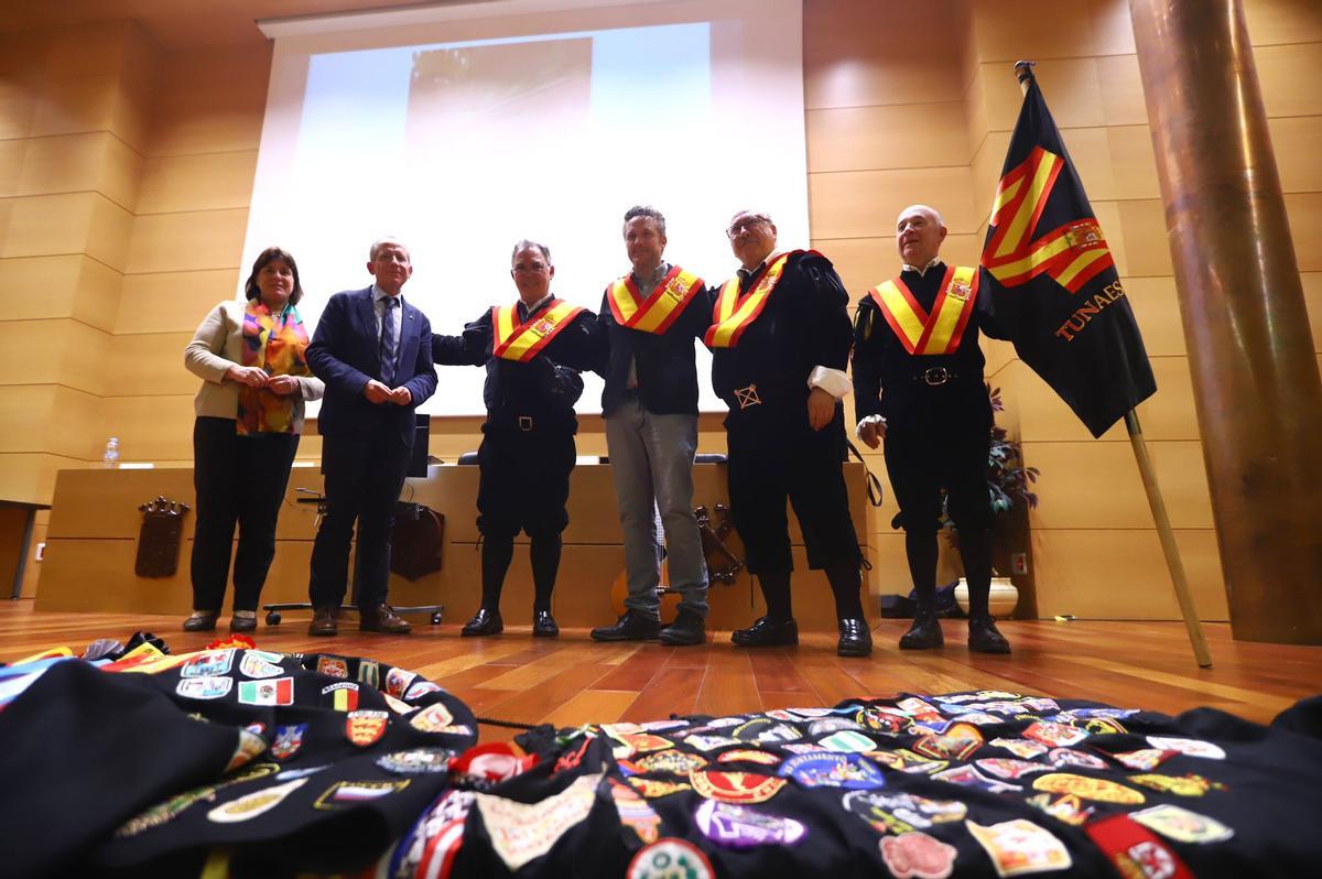 Acto de entrega, ayer en el Rectorado,  de la medalla de oro de TunaEspaña a la Universidad de Córdoba.