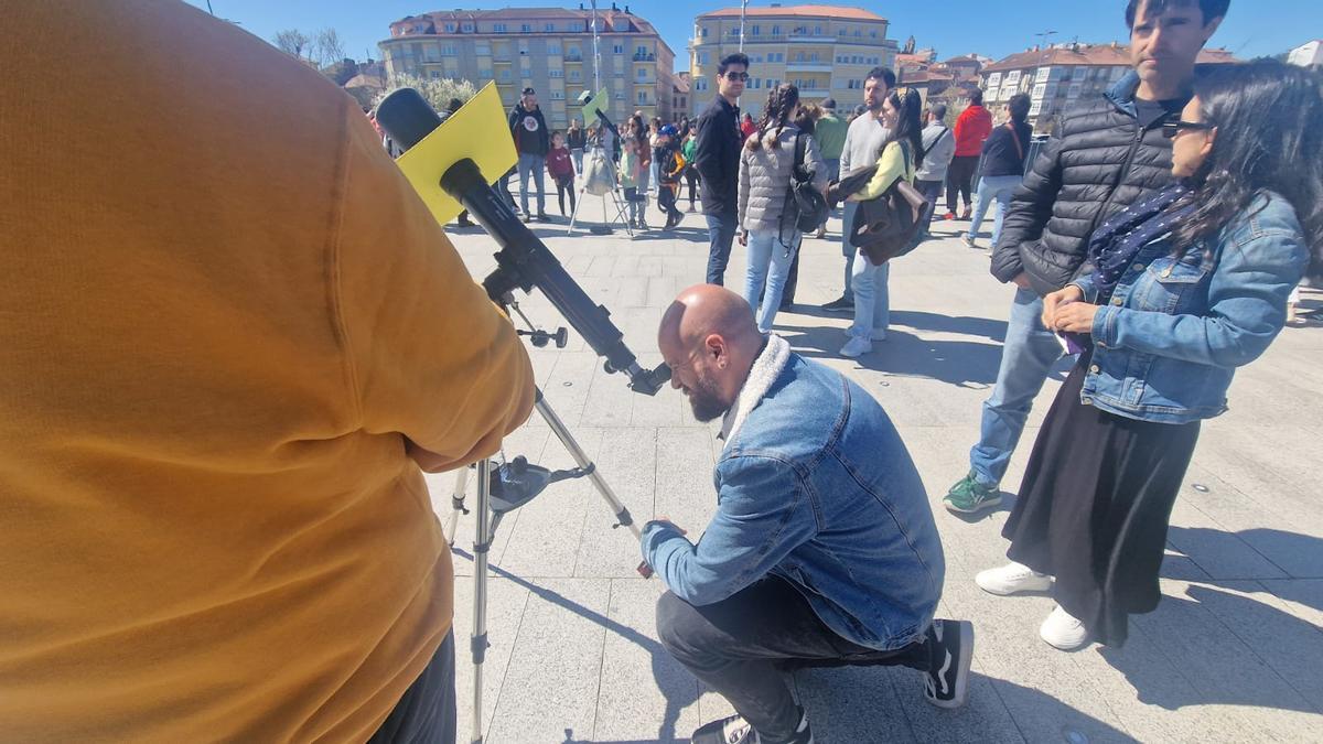 Los vecinos han podido ver el eclipse parcial desde los telescopios que la asociación ha dispuesto en el puente.