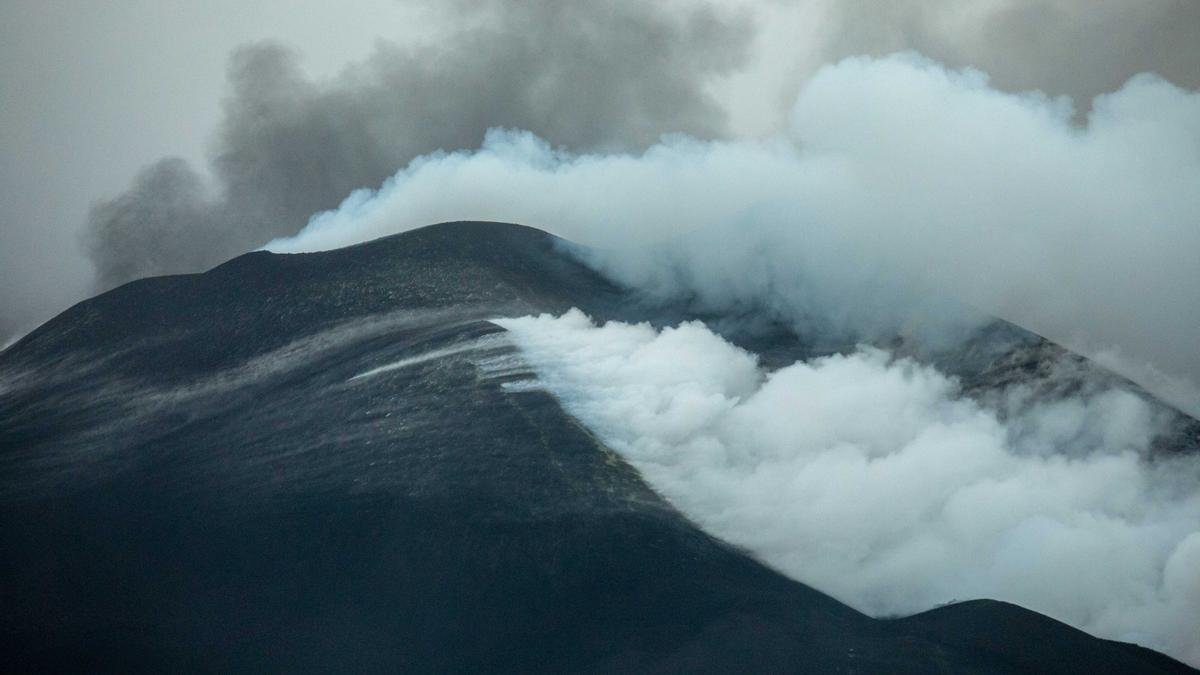 Nube de ceniza que sale del volcán de Cumbre Vieja, a 12 de noviembre de 2021, en Tacande de Abajo, Santa Cruz de Tenerife, Canarias, (España). Según el satélite Copernicus, que ha actualizado el monitoreo de la zona del volcán de La Palma, la lava ya ha