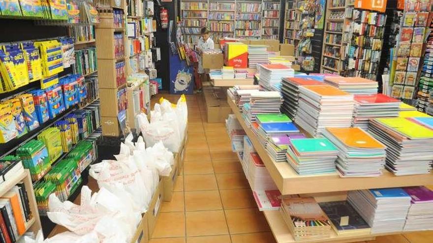 Una librería en Vilagarcía a principios de curso.  // Iñaki Abella