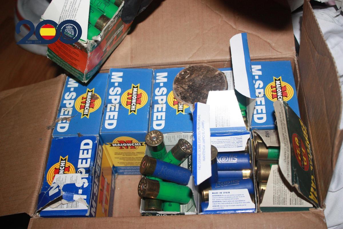 Los agentes intervienen más de 400 cartuchos de arma corta y escopeta