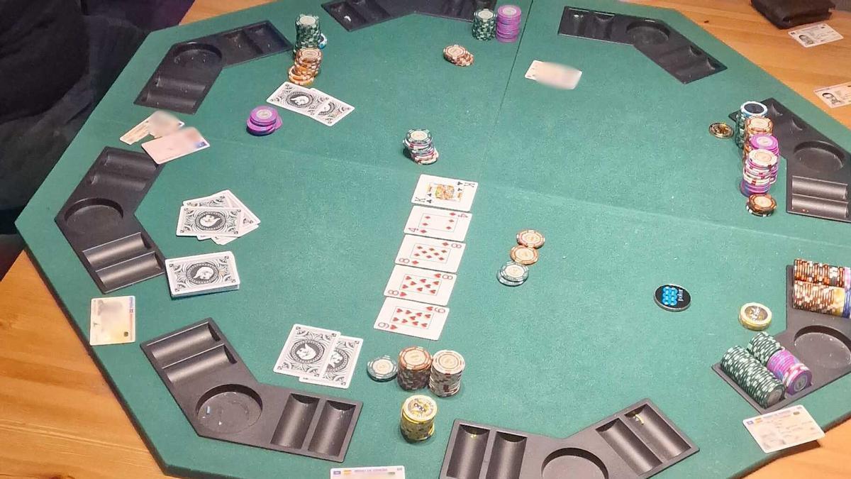 Una de les taules on es realitzaven les partides il·legals, a Sant Fruitós de Bages.