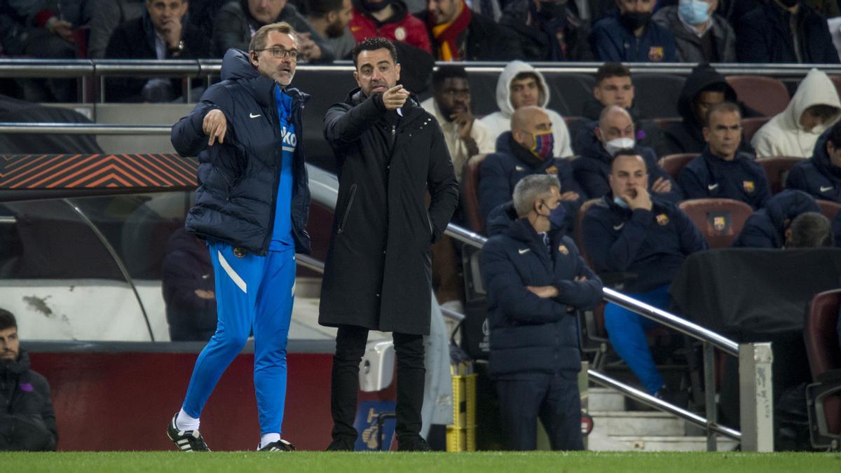 Los hermanos Hernández, Xavi y Oscar, analizando el partido desde la banda