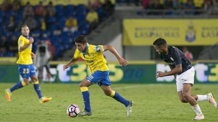 Mateo García conduce la pelota en un partido con Las Palmas.