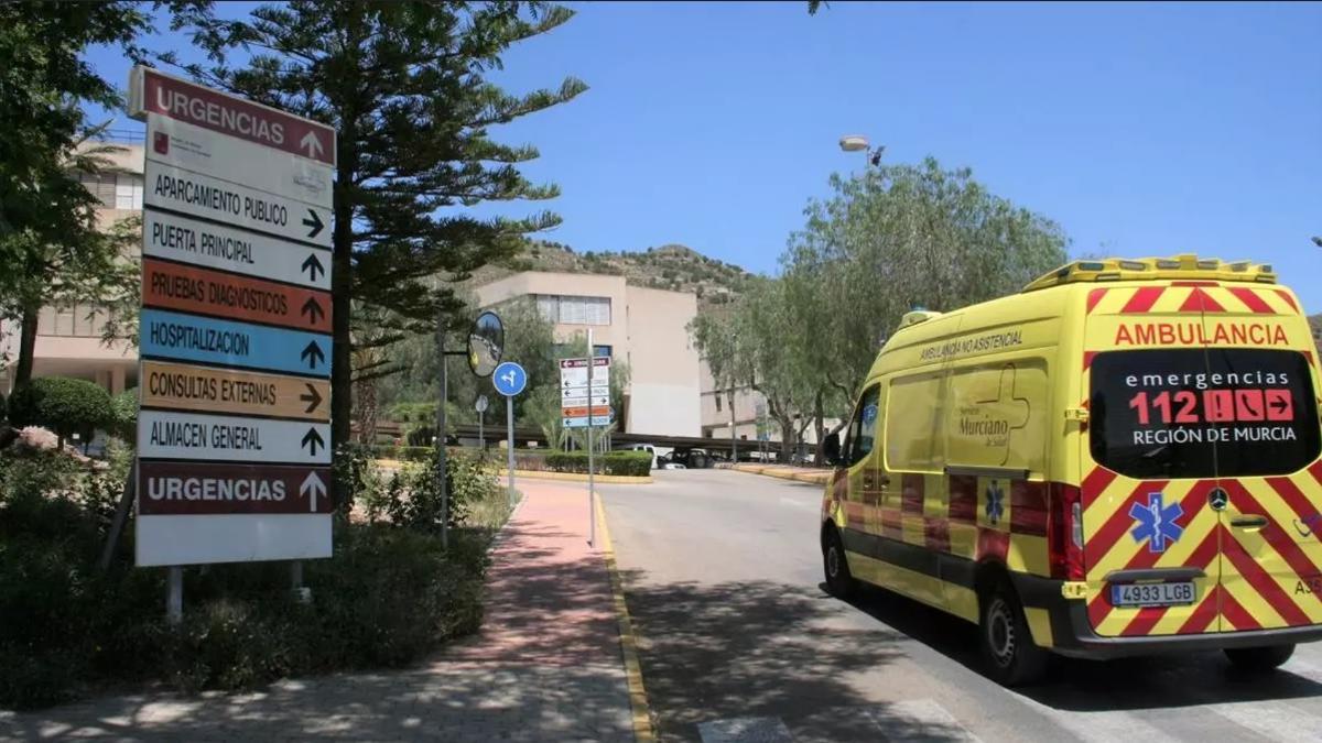 Una ambulancia del 112 entrando en el recinto del Hospital Rafael Méndez.