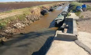 El agua de l’Albufera no consigue quitarse el tinte marrón