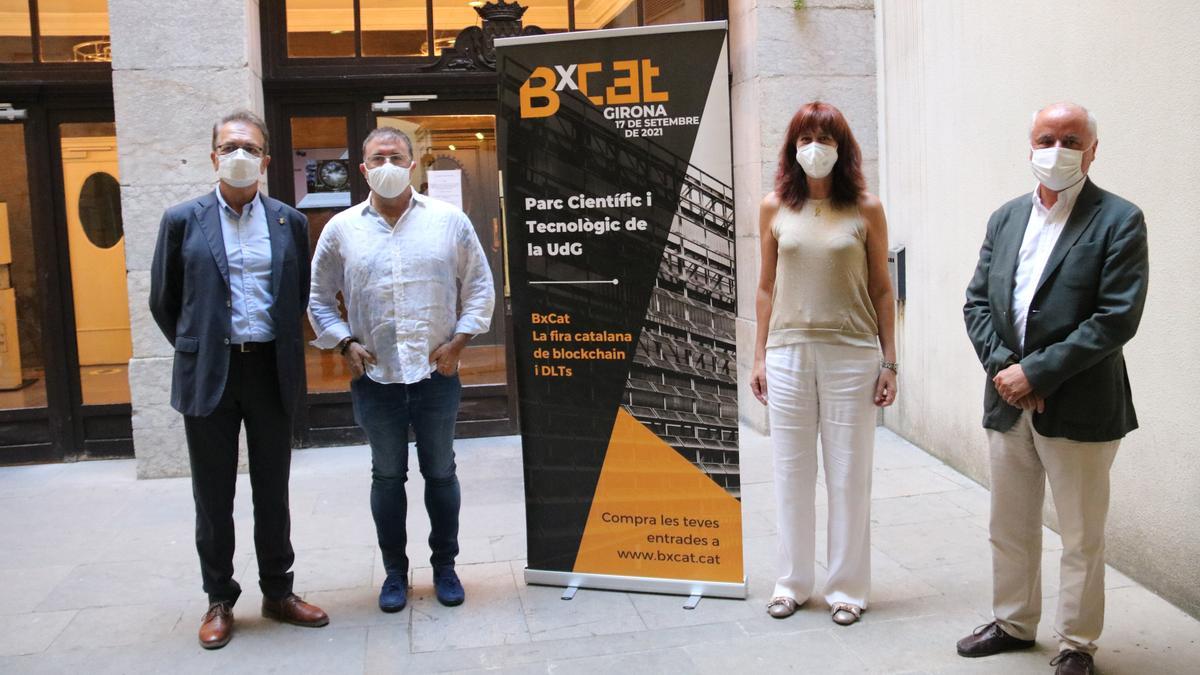 Pla obert (d&#039;esquerra a dreta) de Joan Ribas, Quirze Salomó, Marta Madrenas i Jordi Xargay, presentant la primera fira de blockchain de Catalunya.