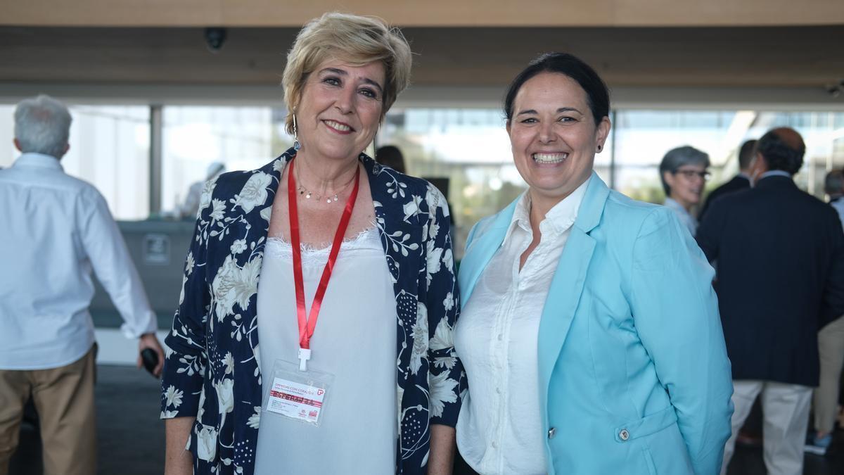 Esperanza Barrena, directora voluntaria del programa de empleo de Cáritas, y Leticia Mateos, directora de Recursos Humanos de Lider Aliment (supermercados Spar y Al Lado), ayer.