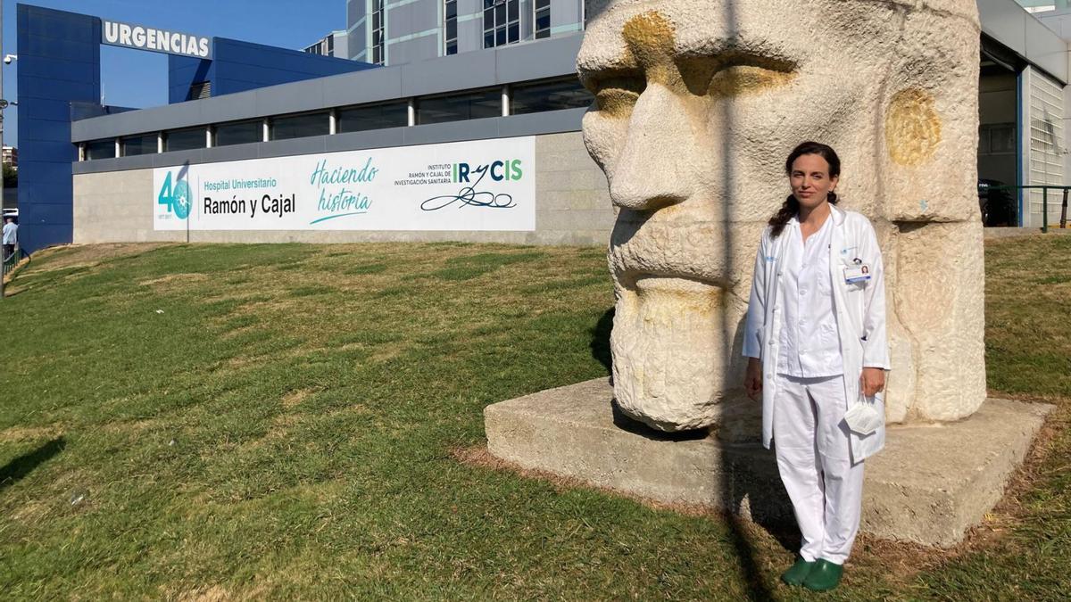 La investigadora Elisabeth Sánchez, experta en geriatría, a las puertas del Hospital Universitario Ramón y Cajal.