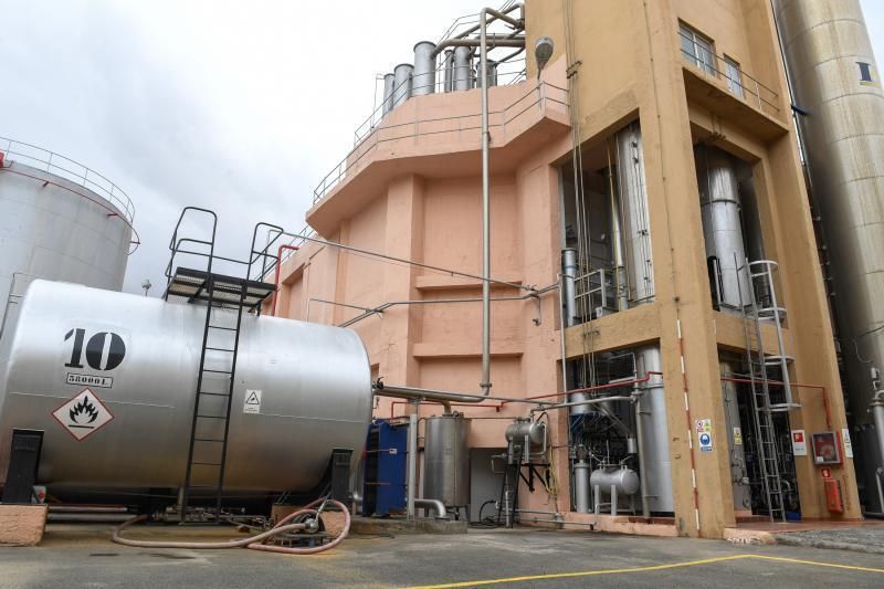 26-03-20  GRAN CANARIA. ZONA INDUSTRIAL DE SALINETAS.  TELDE. Arehucas para su produccón de bebidas espirituosas para fabricar alcohol para fines sanitarios en su fabricade ubicada en la Zona Industrial de Salinetas.  Fotos: Juan Castro.  | 26/03/2020 | Fotógrafo: Juan Carlos Castro