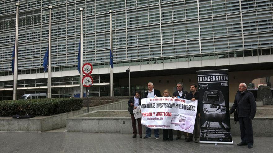 Representantes de la Plataforma &#039;Victimas del Alvia 04155&#039; en un acto simbólico ante las puertas de la Comisión Europea.