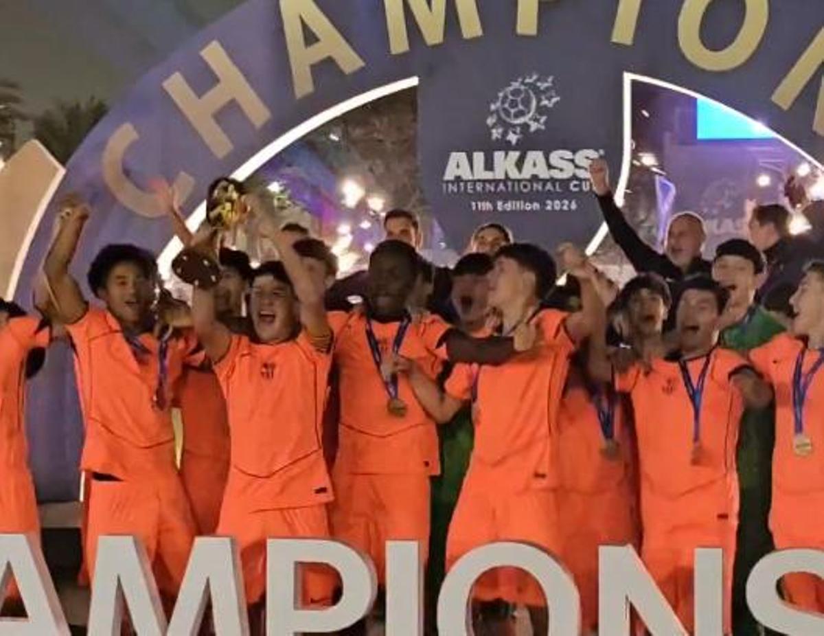 El cadete del Barça alzando la International Cup