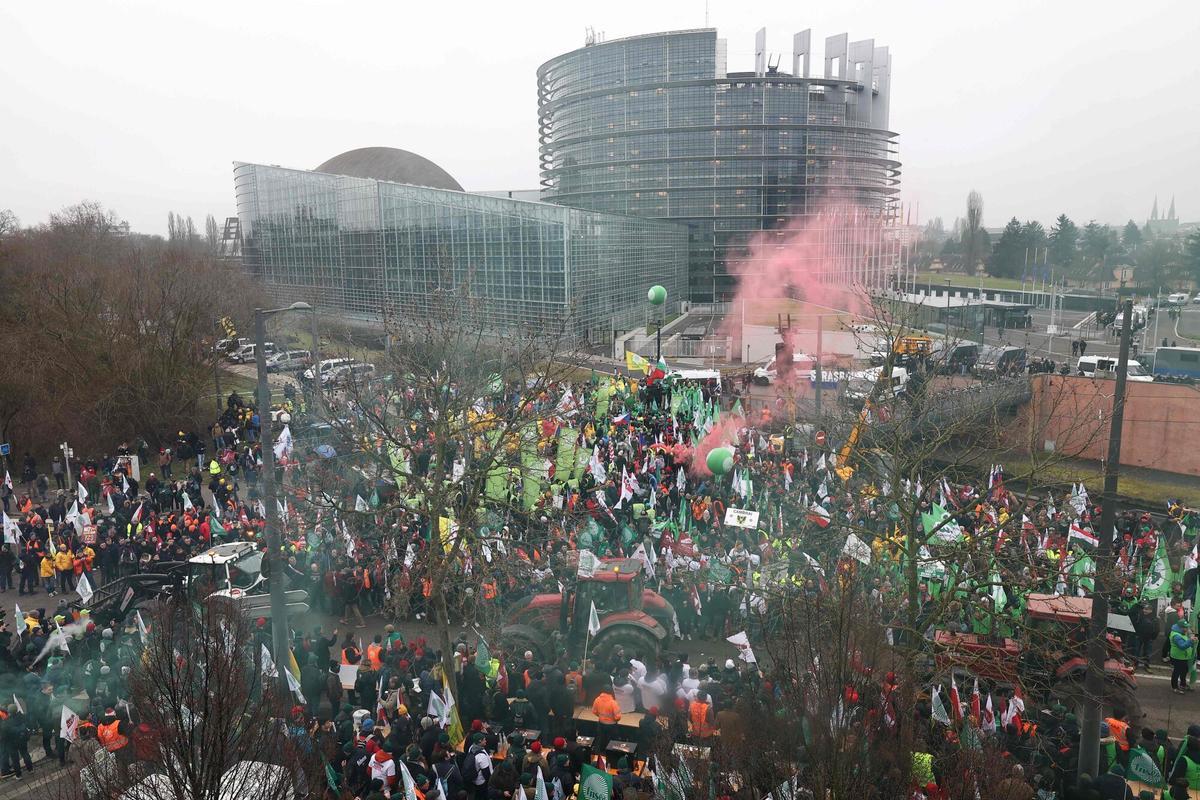 Protesta de agricultores contra el Mercasur en las inmediaciones del Parlamento Europeo en Estrasburgo.