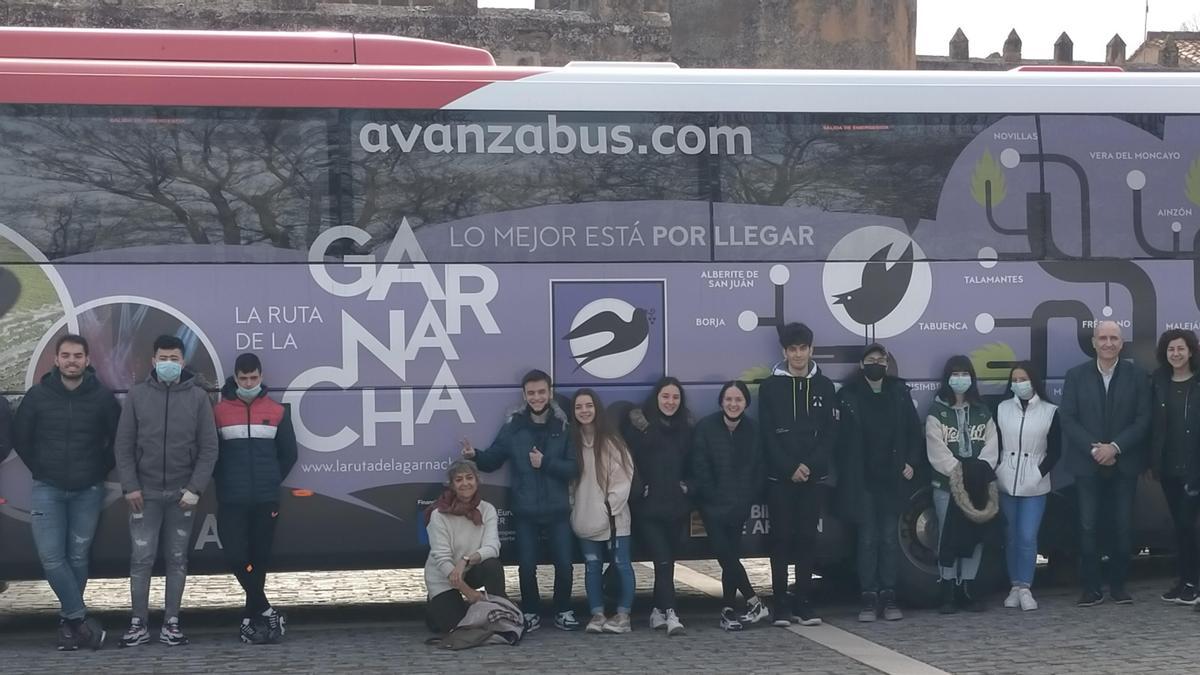 Los estudiantes subieron a bordo del autobús de la Ruta de la Garnacha para realizar su excursión.