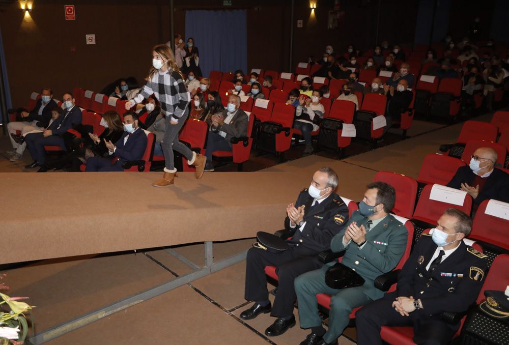 Alumnos de primaria leen artículos de la Constitución, en la casa de cultura del Port de Sagunt.