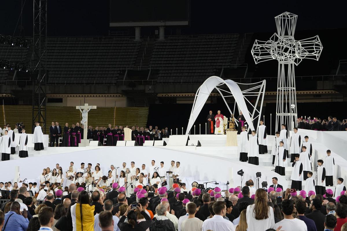 Vigilia del Papa León XIV en el Estadio Olímpico Lluís Companys.