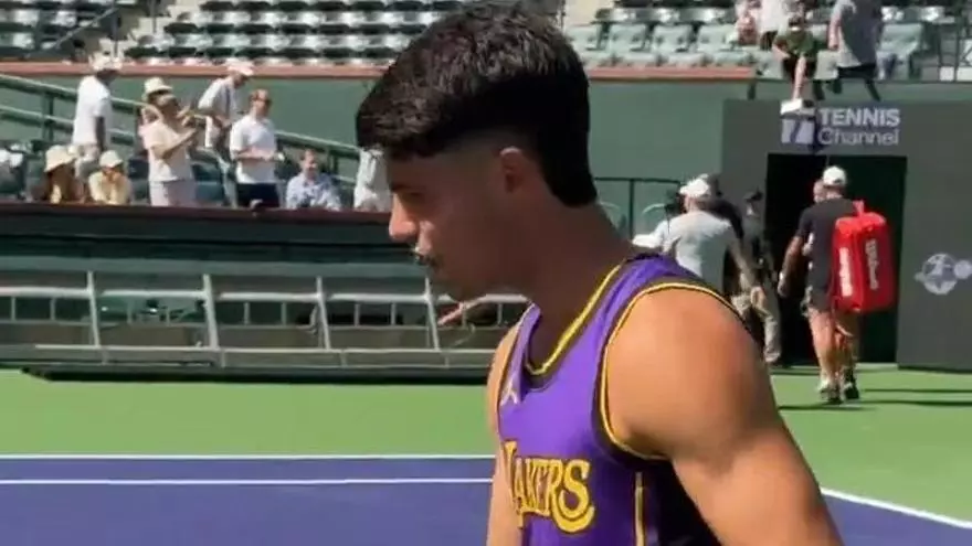 Alcaraz conquista Indian Wells el primer día: De la Era mullet a Lebron James