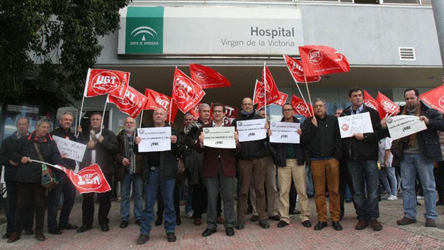 Los sindicalistas de UGT, ayer en la protesta en el Clínico.