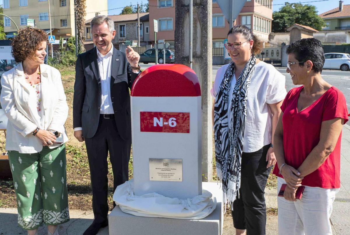Imagen del acto simbólico de inicio de la obra con el mojón “sostenible”. |   // L.O.
