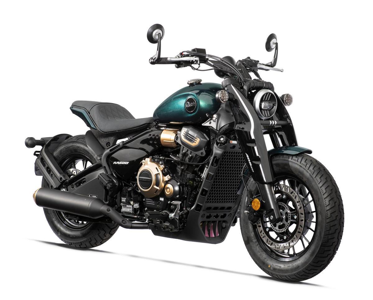 Şasi, stabiliteyi ihmal etmeden konforu ön planda tutan, KYB tasarımı ön süspansiyonla tamamlanıyor.